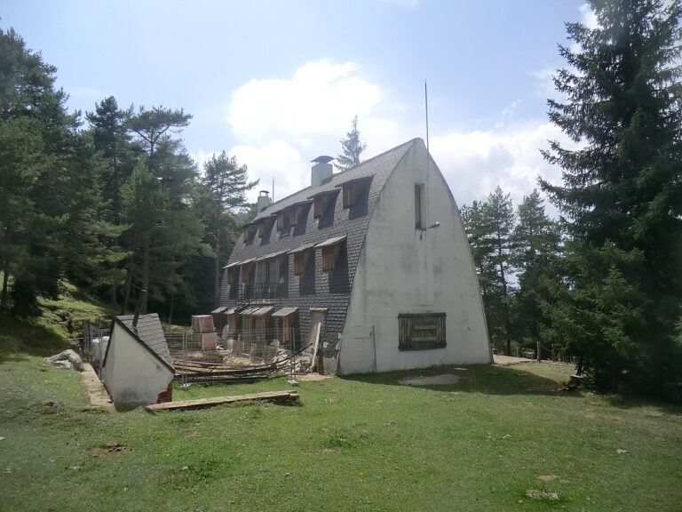 100 ans après sa mort, un nouveau bâtiment créé par Gaudi « apparaît » : le sien est le chalet dans les bois des Pyrénées