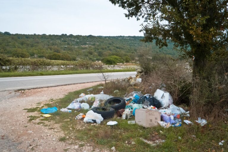 Terre des Feux, fini les déchets abandonnés : le plan extraordinaire est lancé pour nettoyer les rues (transformées en décharges)