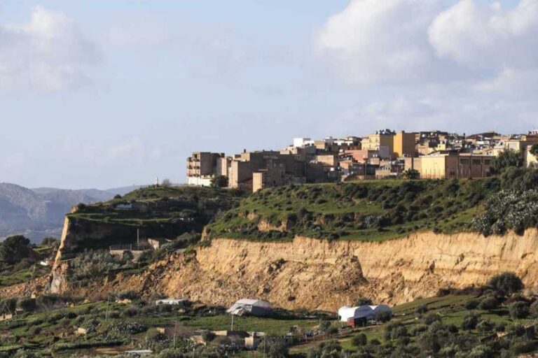 Quel avenir pour Niscemi (et Muos) ? Le plus grand glissement de terrain d'Europe ne s'arrêtera pas : ce que dit le nouveau rapport