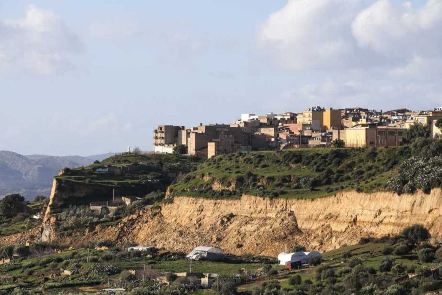 Quel avenir pour Niscemi (et Muos) ? Le plus grand glissement de terrain d'Europe ne s'arrêtera pas : ce que dit le nouveau rapport