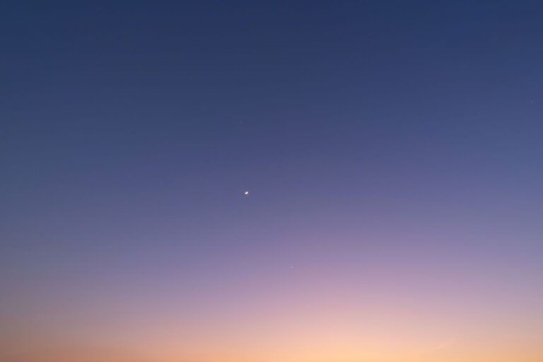 Préparons-nous pour un spectacle romantique, le « trio céleste » Lune-Mercure-Mars, on ne le manquera pas !