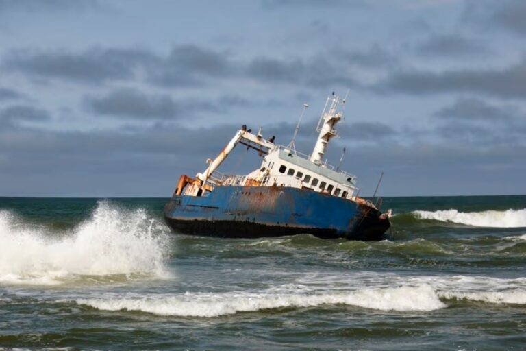 Naufrages suspects et déchets radioactifs en Méditerranée : je vous raconte le mystère des « navires jetables »