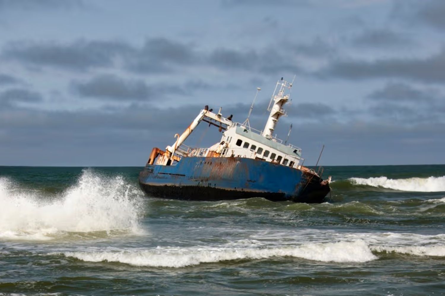 Naufrages suspects et déchets radioactifs en Méditerranée : je vous raconte le mystère des « navires jetables »