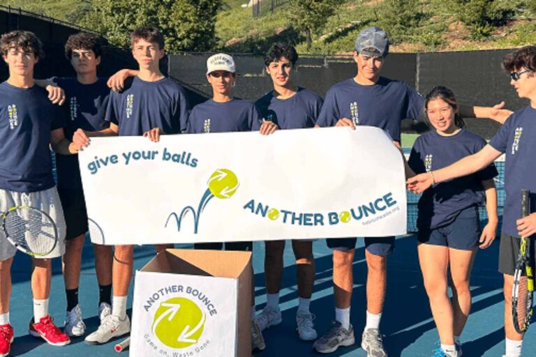 Les balles de tennis mettent jusqu'à 400 ans à se dégrader : ces étudiants veulent donc les recycler (et viser le record du monde)