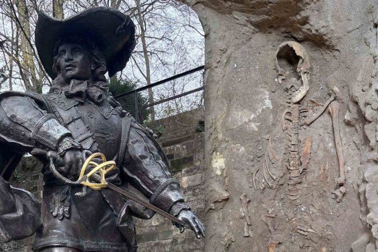 Le sol d'une église cède, le squelette qui resurgit pourrait être celui du vrai D'Artagnan