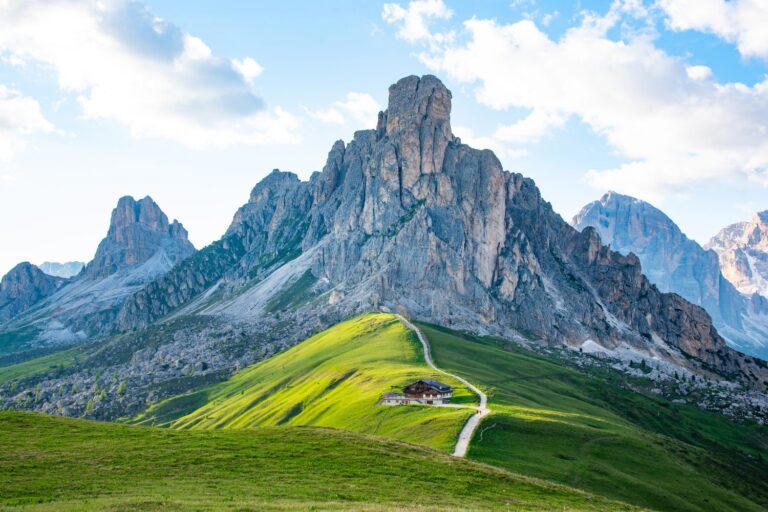 Le surtourisme étouffe aussi les Dolomites : pour le combattre, une zone à circulation restreinte est envisagée à partir de 2027