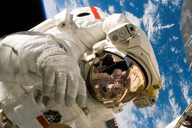 Et si le vieillissement n’était pas un processus à sens unique comme on le pense ? Ce que le sang des astronautes a révélé