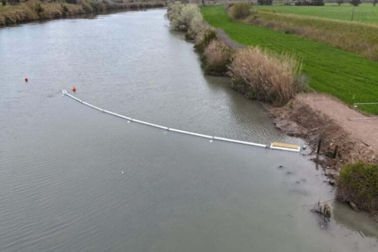 La troisième barrière de collecte du plastique entre en action dans le Tibre : 120 mille kg de déchets bloqués en un an (dont réfrigérateurs et chauffe-eau)