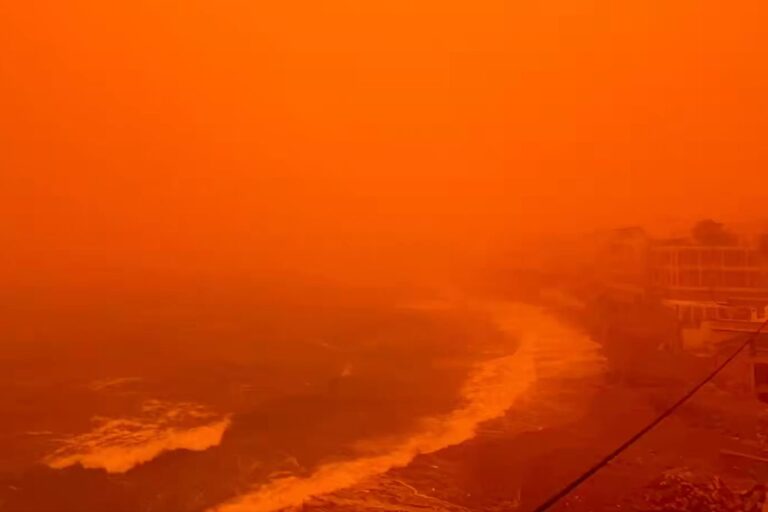 Cela ressemble à Mars, mais c'est la Crète : les images surréalistes de l'île enveloppée dans un nuage orange (à cause de la tempête de sable du Sahara)