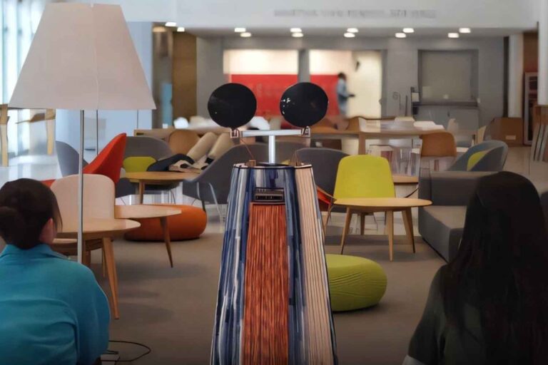 MirrorBot : ce robot à deux miroirs tente de susciter le dialogue entre inconnus (dans les parcs et les cliniques)