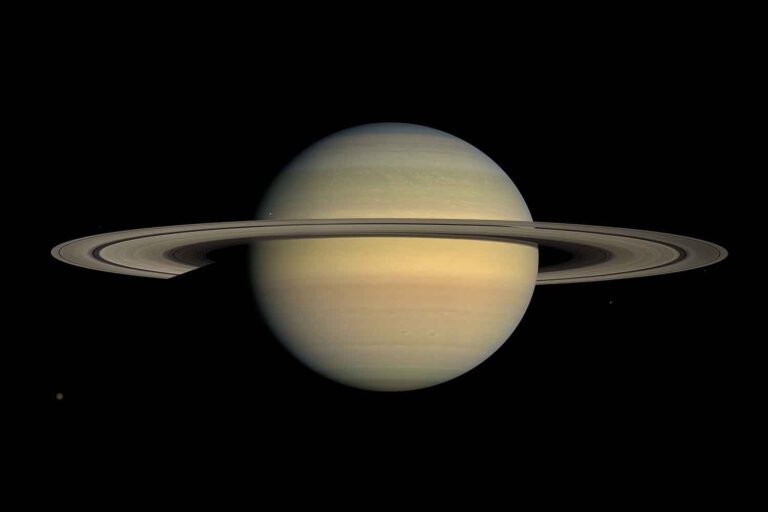 Le champ magnétique de Saturne est déséquilibré et quelque chose tire dessus