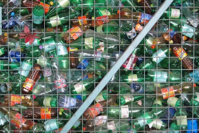 Les microplastiques contaminent de plus en plus notre corps et l'eau en bouteille est l'une des principales voies de contamination