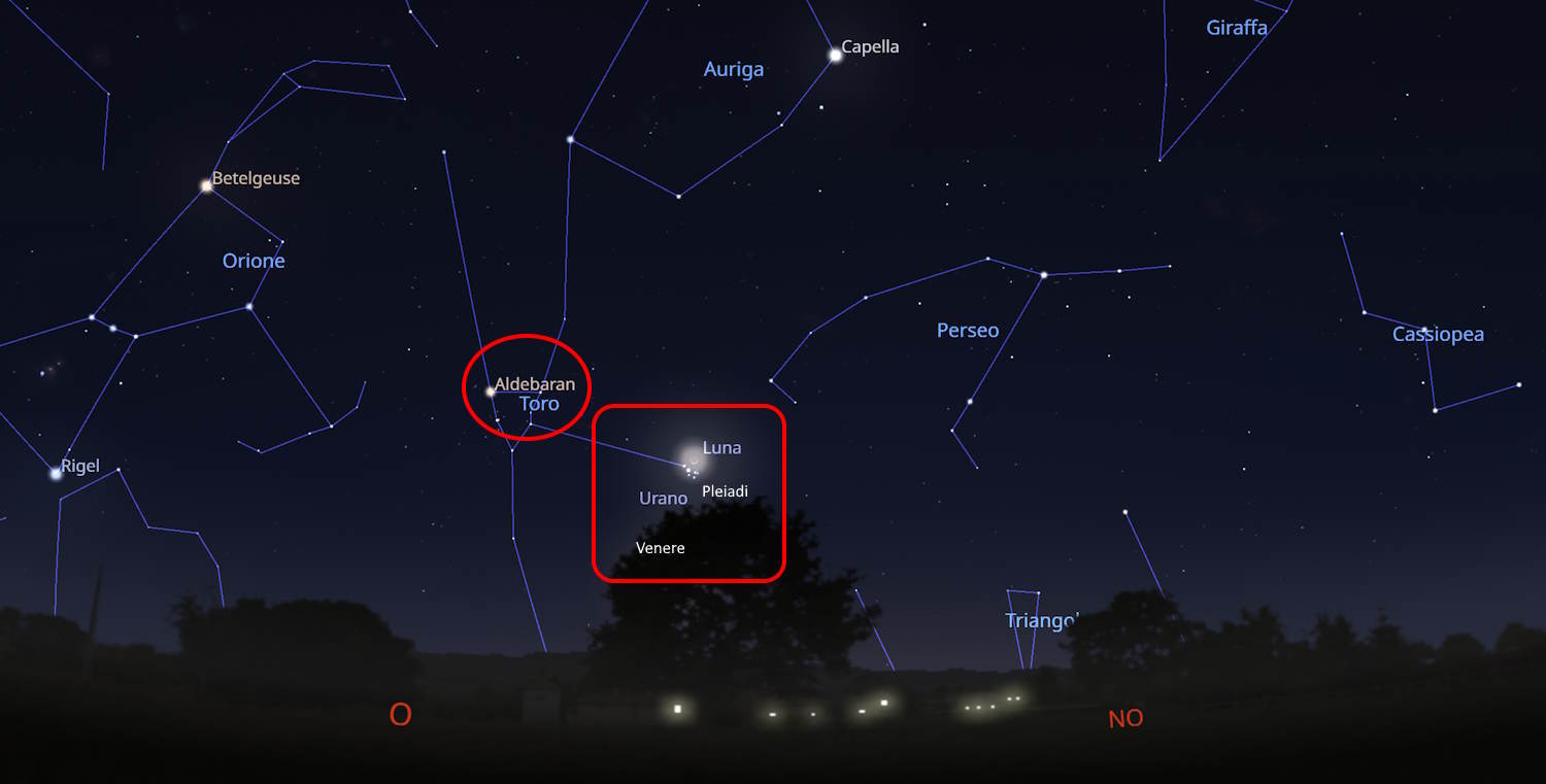 embrasse la lune Vénus dans les Pléiades