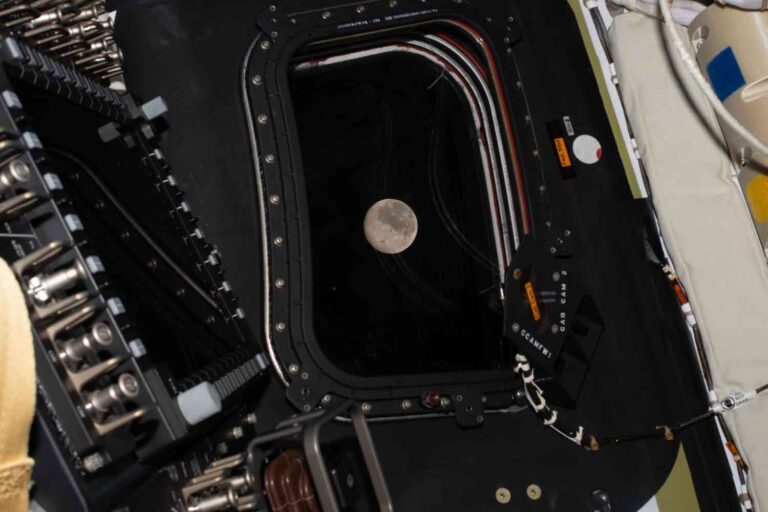 Artemis II a réalisé un survol lunaire record : l'homme n'a jamais été aussi loin de la Terre, dépassant Apollo 13