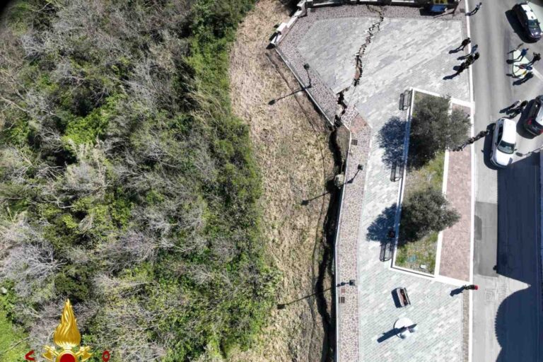Un glissement de terrain historique se réveille au Molise : l'A14 est fermée et la ligne ferroviaire sur la côte Adriatique est arrêtée (et c'est le chaos parmi les voyageurs)
