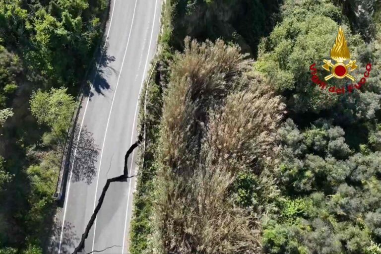 Molise isolé et écoles fermées à Campobasso : le glissement de terrain de Petacciato (4 km de long) déforme les voies et divise l'Italie en deux