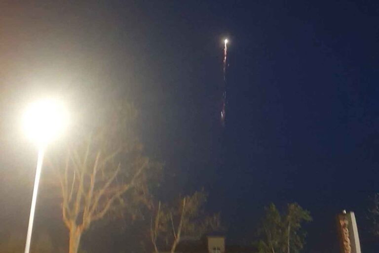 Traînée lumineuse dans le ciel de Campanie et rugissement à l'aube, il y a un boom des observations dans le Sud : qu'était-ce vraiment ?