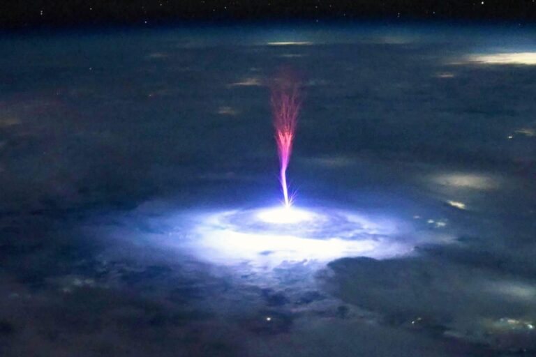 La NASA a photographié de mystérieux sprites rouges depuis l'espace : des éclairs rouges au-dessus des orages comme vous ne les avez jamais vus