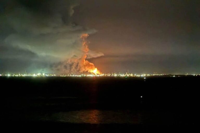 Incendie dans la plus grande raffinerie d'Australie : la production de carburant en danger (et cela montre toutes les failles du système)