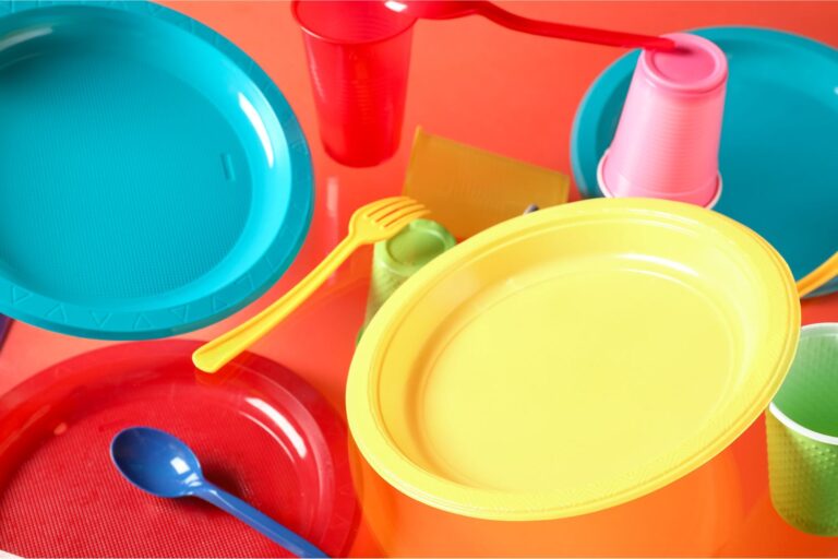 Vaisselle en plastique, stop aux faux produits réutilisables : voici les nouvelles exigences introduites par le décret PNRR