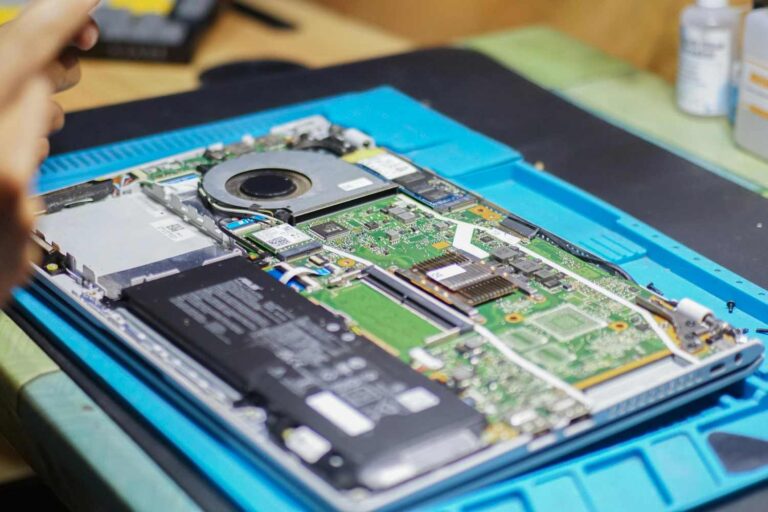 L’UE conteste l’obsolescence programmée en imposant des piles remplaçables dans les appareils électroniques : qu’est-ce qui change réellement et quand