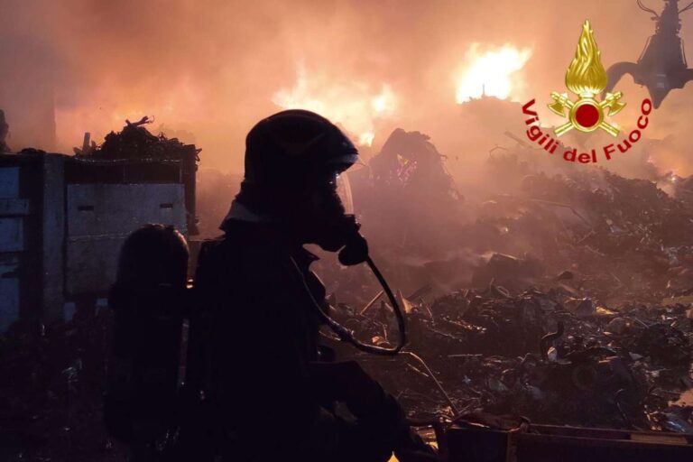 Incendie massif dans une entreprise de traitement des déchets à Bollate : 60 pompiers en action toute la nuit pour éteindre les flammes