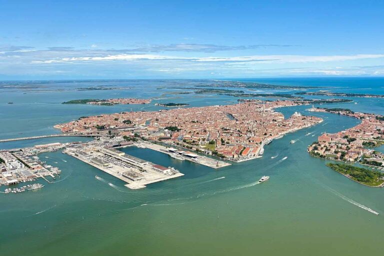 Le Mose ne protégera pas Venise longtemps, l'étude appelle à un changement de stratégie et au transfert de la ville