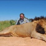 Chasseur de trophées millionnaire tué par un troupeau d'éléphants au Gabon : il poursuivait une antilope rare