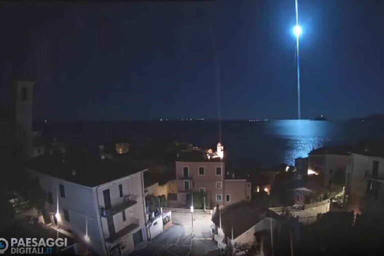 Boule de feu en Ligurie, c'est ce que la traînée de lumière a également été vue depuis la France