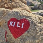 Les falaises de Cala Napoletana ont été enduites de peinture rouge : un acte de vandalisme intolérable sur l'île sarde de Caprera