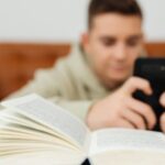 Étudier sans smartphone permet de gagner des places de cinéma et d'autres prix grâce à une application : l'initiative de cette université italienne