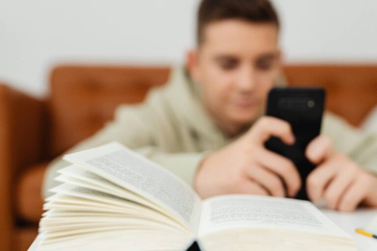 Étudier sans smartphone permet de gagner des places de cinéma et d'autres prix grâce à une application : l'initiative de cette université italienne