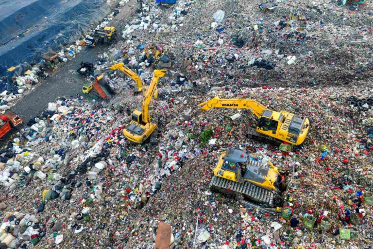 Bienvenue au paradis des déchets ! A Bali les décharges s’effondrent (et l’air est désormais irrespirable)