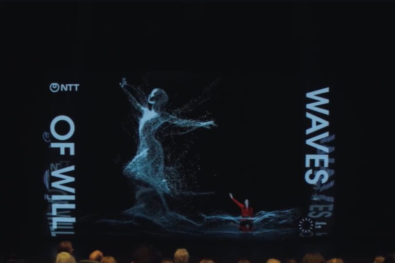 Une ballerine atteinte de SLA revient à la danse grâce à un avatar (qui transforme les signaux électriques du cerveau en mouvements) : la vidéo est une pure émotion