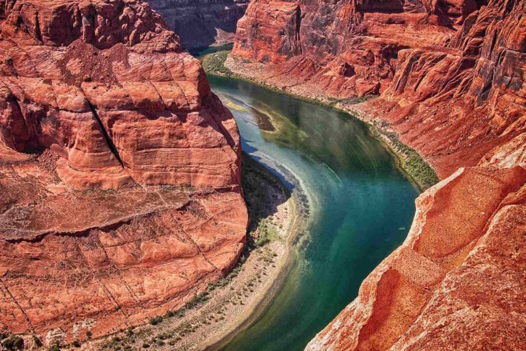 Sécheresse et gaspillage assèchent le fleuve Colorado : le gouvernement américain prépare des coupes d'eau drastiques