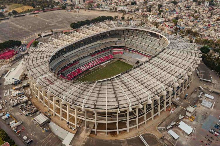 Le stade mexicain Azteca, qui accueillera la Coupe du monde de football, est en train de couler : c'est le premier à être surveillé par la NASA