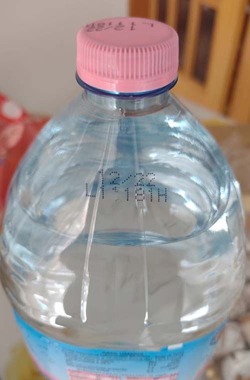 l'eau en bouteille expire