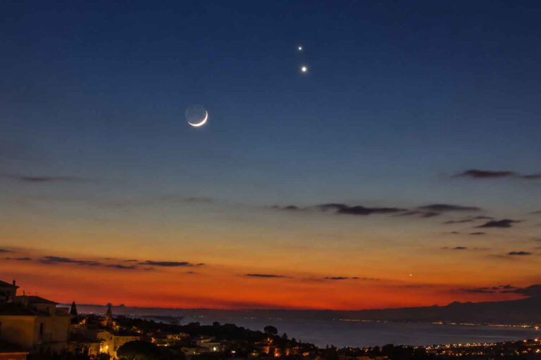 Regardez Vénus et Jupiter se rapprocher après le coucher du soleil pour former un triple alignement avec la Lune en juin (notez les dates !)
