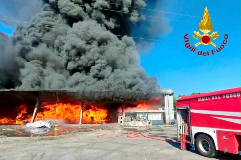 Incendie massif dans une déchetterie à Vicopisano, une école évacuée, prévient la municipalité : « fermez les fenêtres »