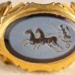 Une bague en or romaine enfouie depuis 1 700 ans apparaît dans un champ anglais