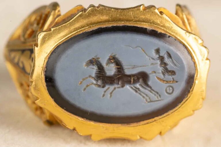 Une bague en or romaine enfouie depuis 1 700 ans apparaît dans un champ anglais