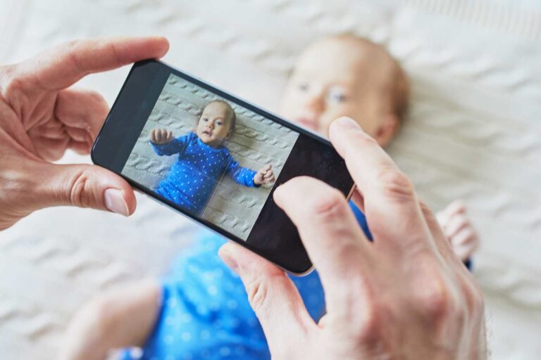 Photos d'enfants sur les réseaux sociaux, pour les moins de 14 ans, le consentement des deux parents est requis : l'avertissement du Garant de la vie privée