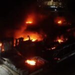 Incendie massif dans une usine de transformation de plastique à Sarno, appel de la municipalité : « gardez les fenêtres fermées »