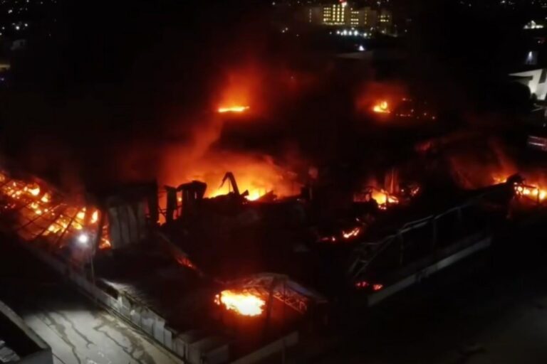 Incendie massif dans une usine de transformation de plastique à Sarno, appel de la municipalité : « gardez les fenêtres fermées »