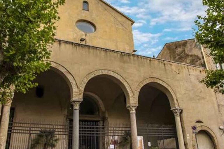 Salerne, l'ancien théâtre romain découvert, recherché depuis des générations : il se trouvait sous le monastère de San Benedetto