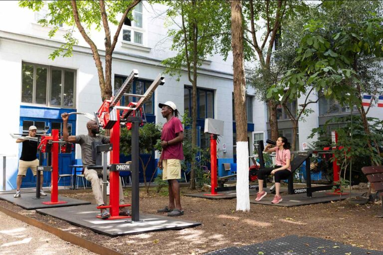 Une salle de sport pour sans-abri ouvre à Paris : le sport devient un outil d'inclusion sociale