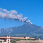 Etna en éruption avec un nuage de cendres de 1,5 km de haut : arrêt des vols en provenance de Catane et désagréments pour des milliers de passagers