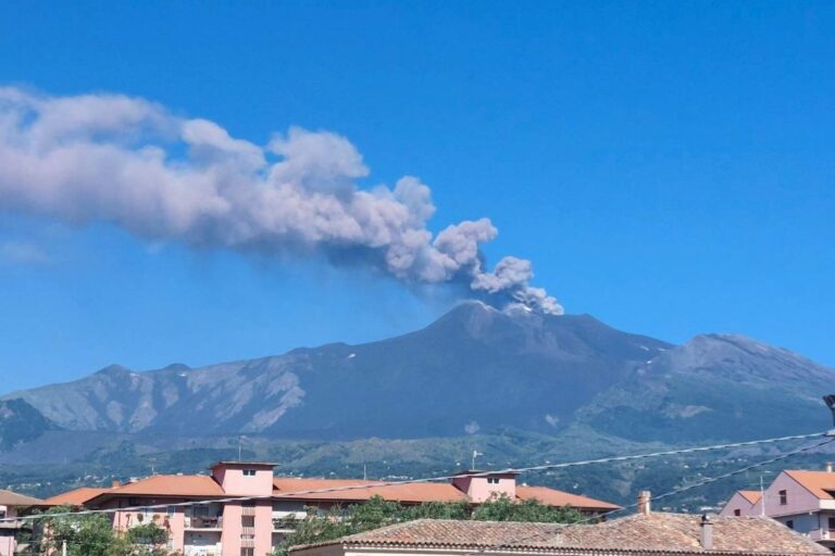 Etna en éruption avec un nuage de cendres de 1,5 km de haut : arrêt des vols en provenance de Catane et désagréments pour des milliers de passagers
