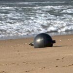 Six énormes sphères métalliques apparaissent sur une plage australienne : elles pourraient venir de l'espace