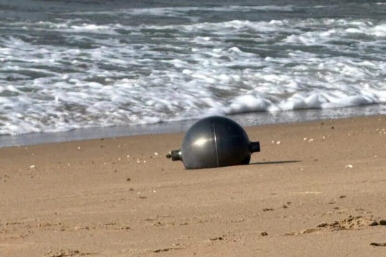 Six énormes sphères métalliques apparaissent sur une plage australienne : elles pourraient venir de l'espace